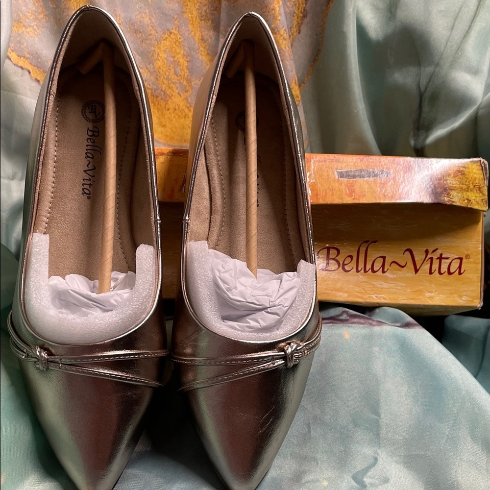 Bella Vita Metallic Champagne Flats NWT